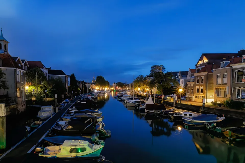 Historische haven van Dordrecht tijdens het blauwe uur