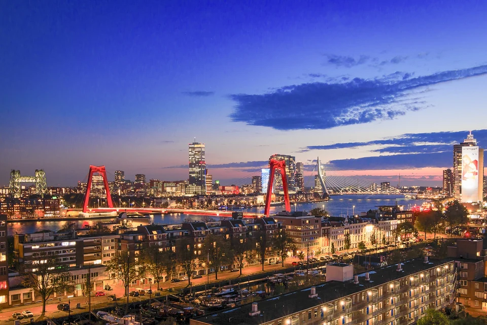 Rotterdamse bruggen tijdens het blauwe uur