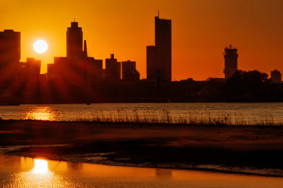 Rotterdamse skyline bij zonsondergang
