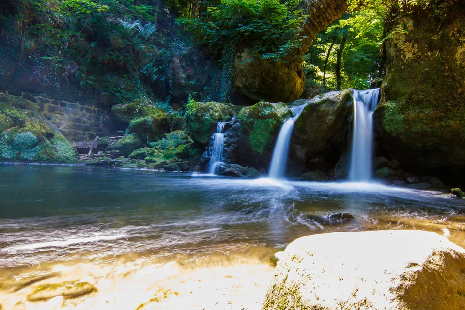 Waterval tussen mosrijke rotsen