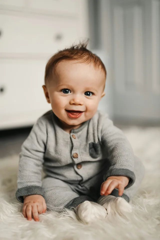 Ontspannen lachende baby bij natuurlijk licht